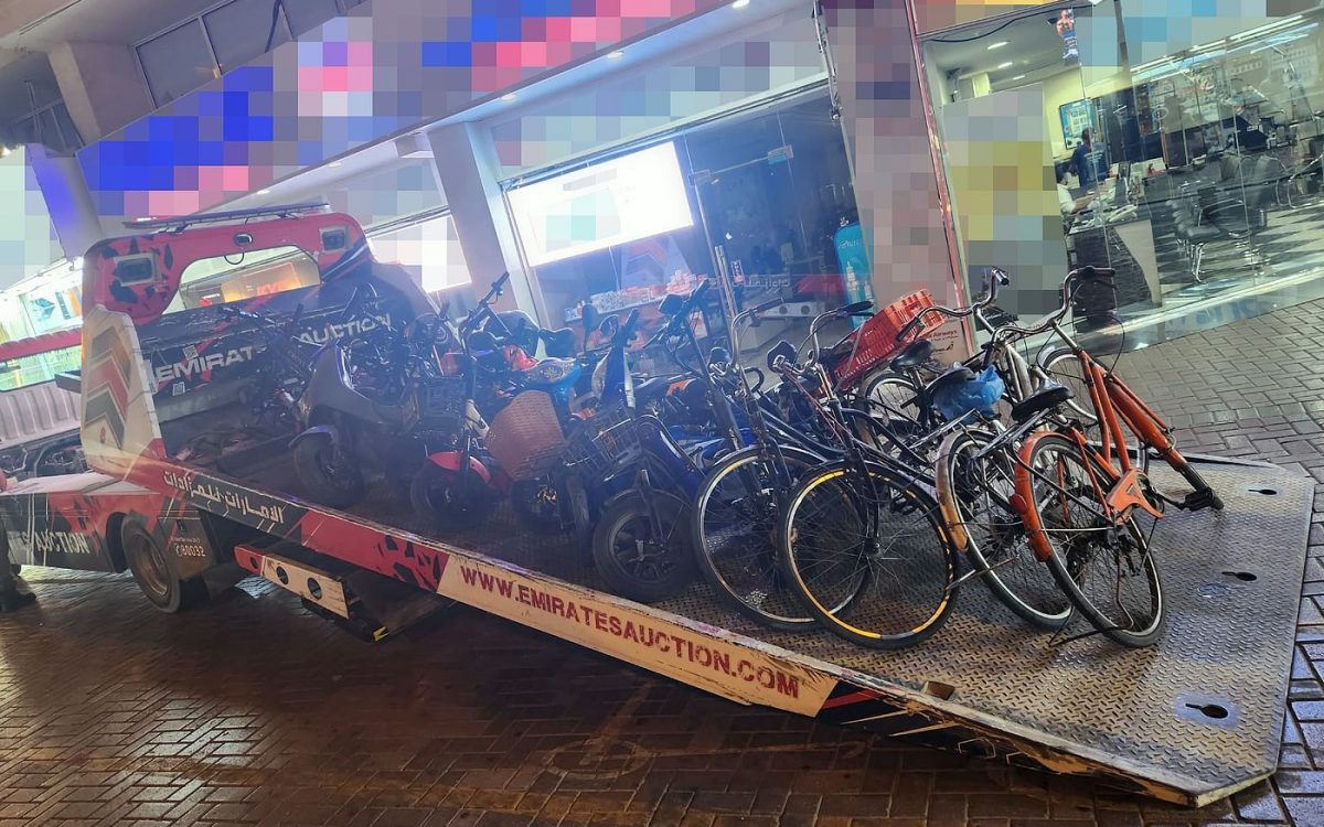 दुबईको नाइफ क्षेत्रमा प्रहरीले जफत गरेका स्कुटर र साइकल