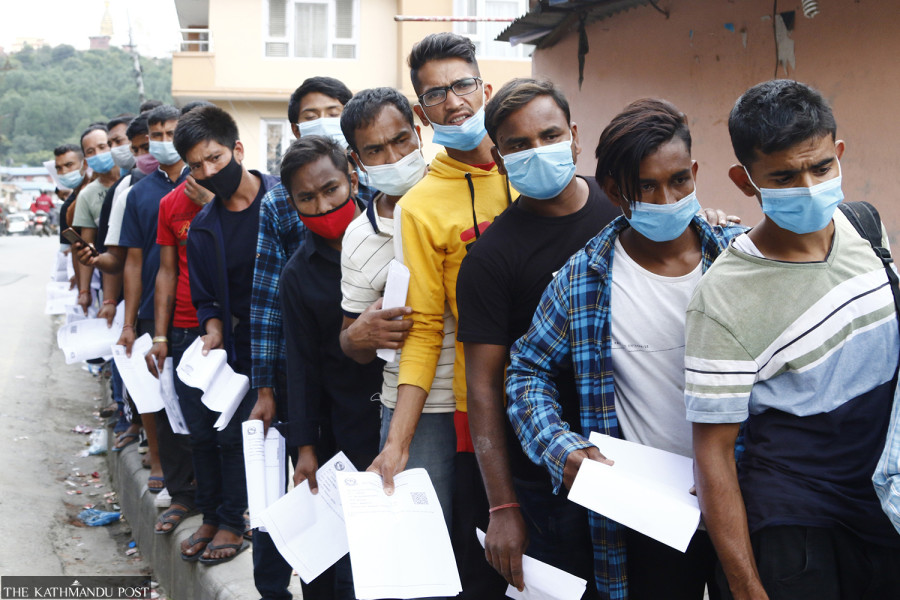वैदेशिक रोजगारीका लागि लाइनमा उभिएका नेपाली युवा