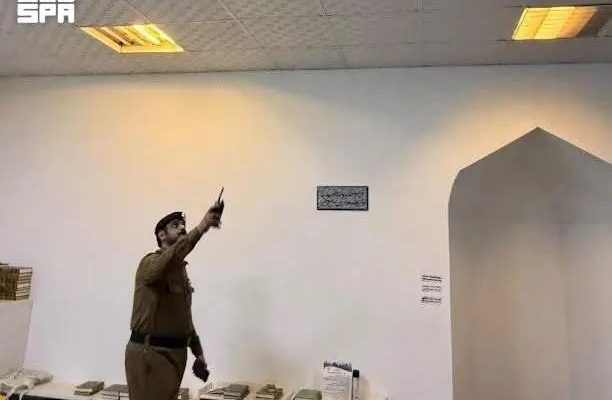 साउदी सिभिल डिफेन्सका अधिकारीले मिसाइलको टुक्राबाट भएको क्षति निरीक्षण गर्दै