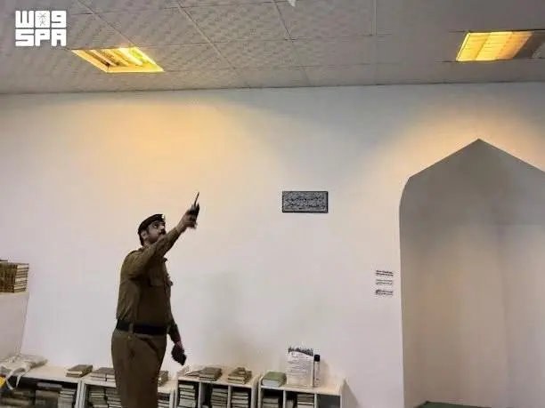 साउदी सिभिल डिफेन्सका अधिकारीले मिसाइलको टुक्राबाट भएको क्षति निरीक्षण गर्दै