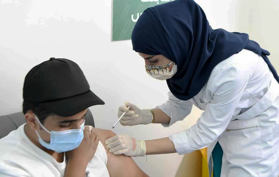 साउदी अरबमा फ्लु खोप लगाउँदै स्वास्थ्यकर्मी