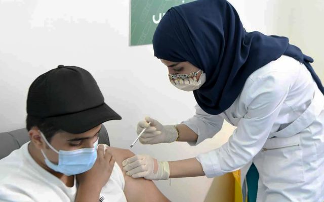 साउदी अरबमा फ्लु खोप लगाउँदै स्वास्थ्यकर्मी
