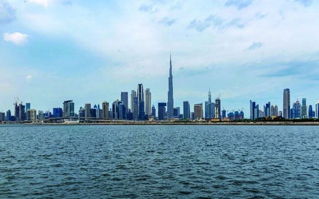युएईमा बादल लागेको आकाश र मौसम परिवर्तनको दृश्य